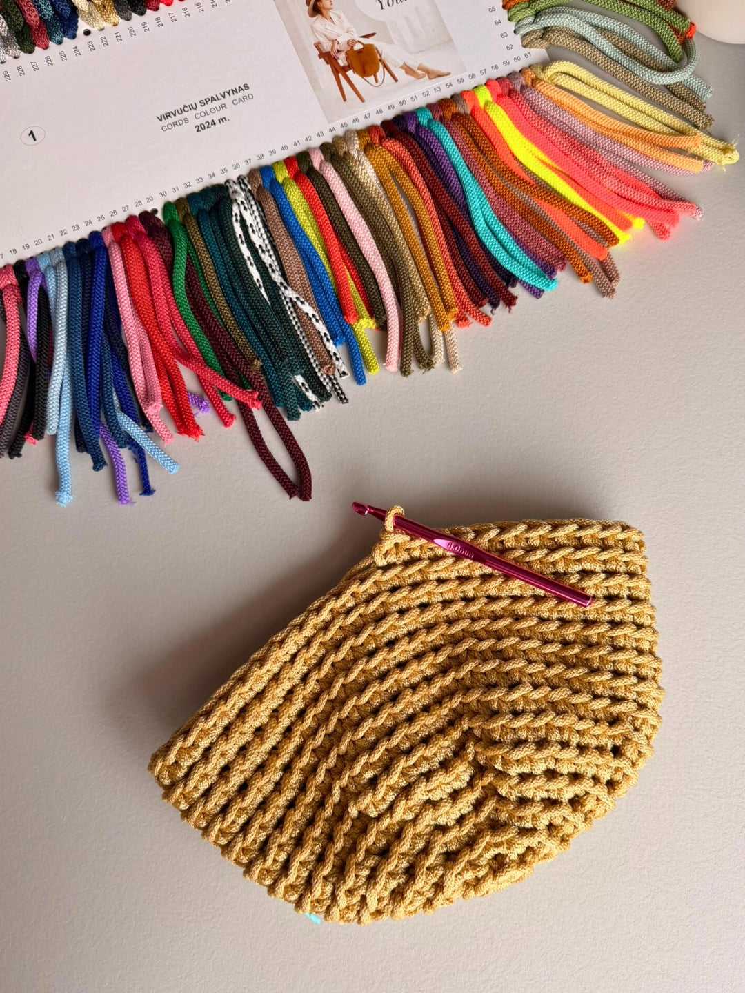 Step-by-step video tutorial for beginner crochet bag