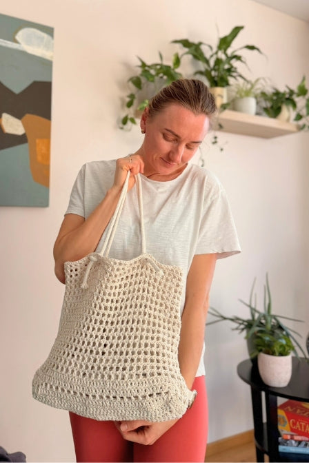 Finished August bag tote from beginner crochet kit