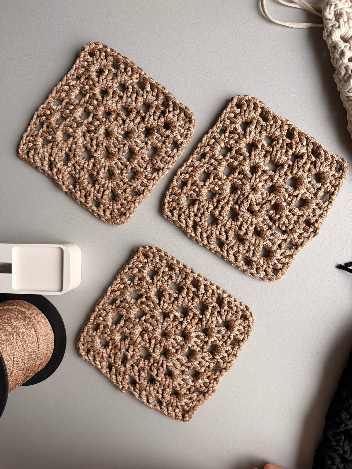 Crochet kit for beginners "3 granny square crochet bag"  - the process of crocheting 3 granny squares